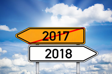 Richtung Wegweiser mit 2017 und 2018