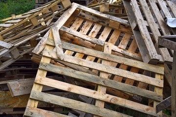 Holzpaletten zum verfeuern und gestapeltes Feuerholz