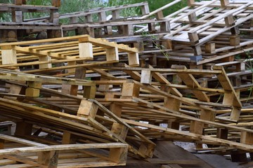 Holzpaletten zum verfeuern und gestapeltes Feuerholz