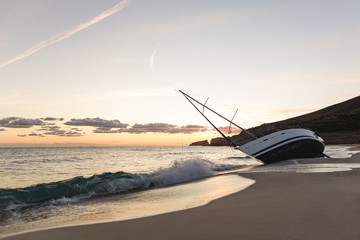Segelboot erleidet Schiffbruch am Strand von Mallorca Spanien