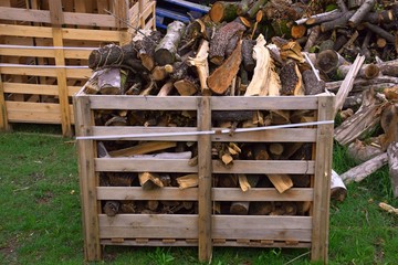 Holzpaletten zum verfeuern und gestapeltes Feuerholz