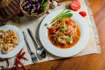 papaya saladon On a wooden desk