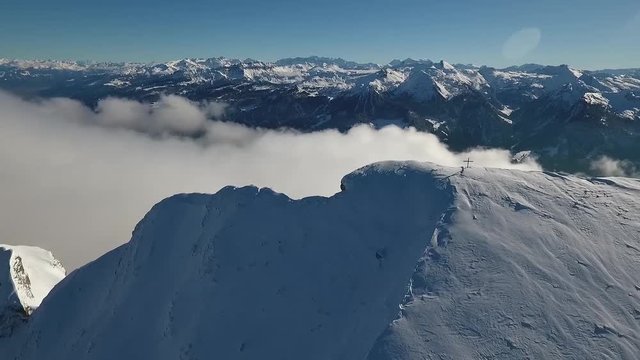 Flug &uuml;ber die Schweizer Berge