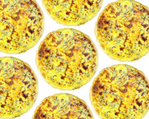 tarte aux courgettes et lardons,quiche isolée ,fond blanc