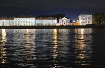 Obraz premium Night view of the University embankment of St. Petersburg through the Neva River