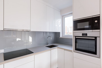 Modern kitchen with white cupboards - obrazy, fototapety, plakaty