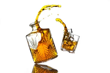 Foto auf Acrylglas Alkohol Schnapsflasche und Glas in der Luft