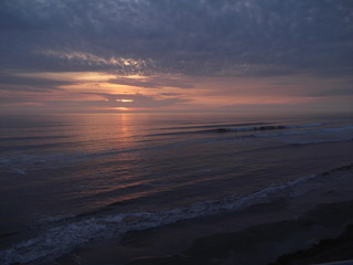 Atardecer frente al mar en la ciudad de Chancay, Perú.