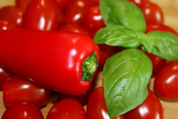 Paprika, Tomaten und Basilikum