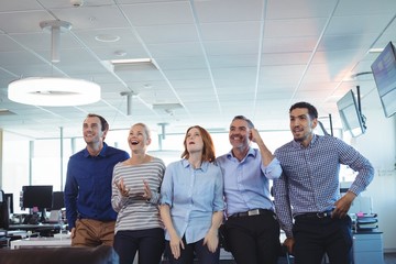 Obraz premium Happy business colleagues lookinga way