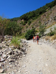 Famiglia a passeggio in montagna - trekking