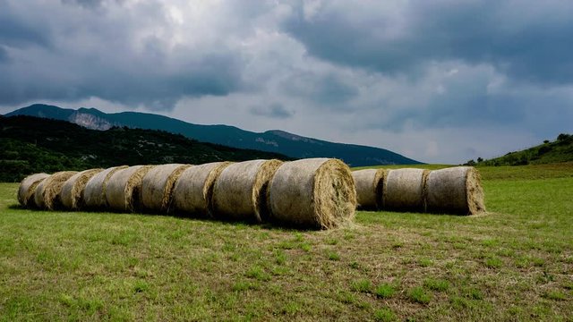 Timelapse balle di fieno e nuvole