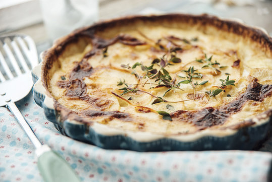 Food: gratinated potatos with thyme in a round dish