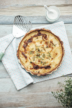 Food: gratinated potatos with thyme in a round dish