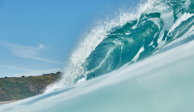 Breaking wave