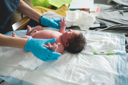 Testing baby's strength and reflexes after birth