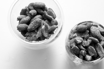  cashews are one of the lowest-fiber nuts, they are packed with vitamins, minerals and antioxidants