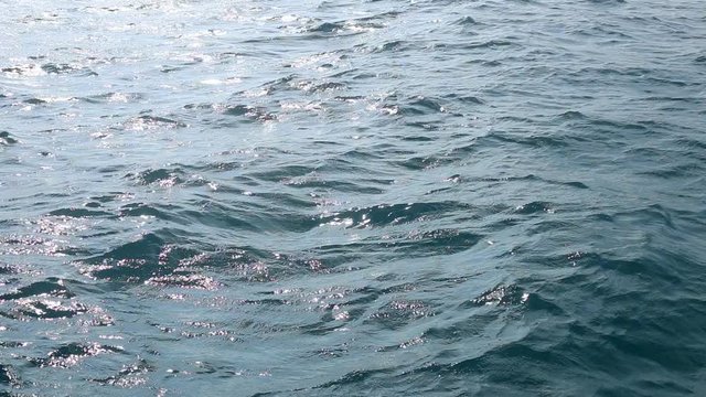 Relaxing shot of gentle ocean waves whit the reflection of the sun / Gentle ocean waves