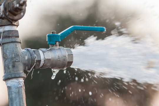 6 Basic Steps to Stop a Burst Pipe from Getting Out of Control