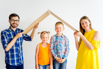 Obraz premium Family moving into new house