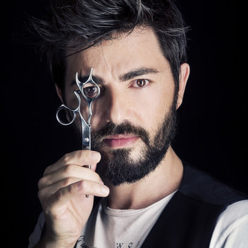 Uomo con barba e forbici