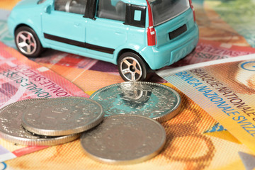 Ein Auto und Schweizer Franken