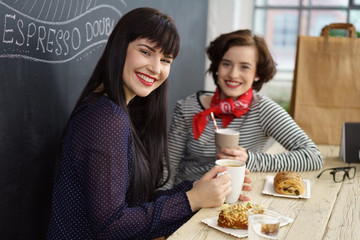frauen sitzen in einem café in der stadt