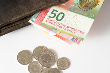 Eine Geldbörse und Schweizer Franken