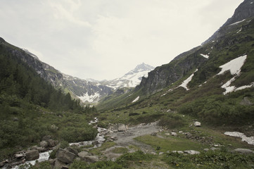 Fototapeta na wymiar Alpen mit Felsen, Schneefeldern und Sonne