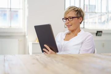 frau liest am tablet