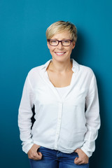 glückliche frau mit kurzen blonden haaren