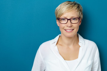 lächelnde frau vor blauer wand