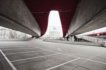 Parkplätze unter Brücke