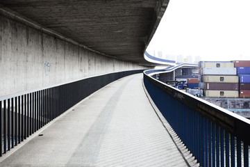 Fototapeta premium Radweg entlang des Güterhafens