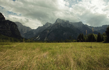 Alpenlandschaft mit See und Bergen