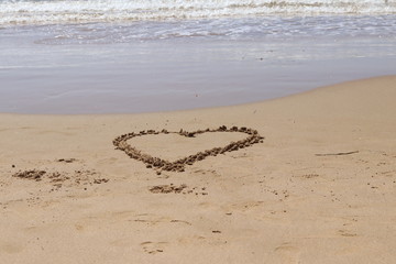 Un cuore disegnato nella sabbia