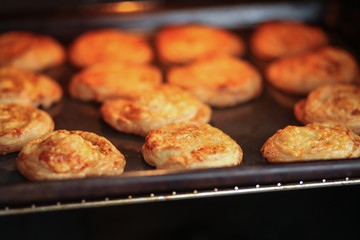 слоёные булочки с сыром запекаются на противне в духовке 