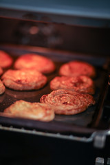 слоёные булочки с сыром запекаются на противне в духовке 