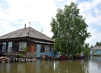 Obraz premium Flood. The river Ob, which emerged from the shores, flooded the outskirts of the city.