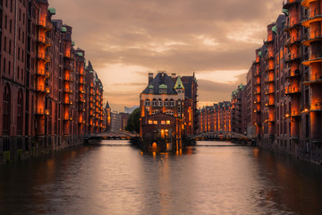 Hamburger Wasserschloss in der Speicherstadt an einem bewölkten Abend, Hamburg, Deutschland