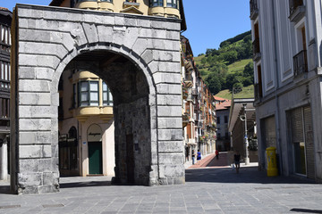 Arcos de murallas grises. 