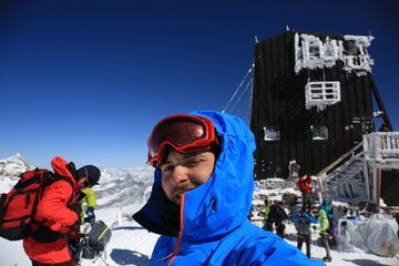 Alpinista che fa un selfie sul Monte Rosa alla Capanna Margherita - Punta Signal