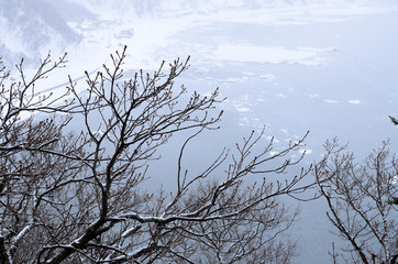 Fototapeta na wymiar 冬の知床　雪で霞む流氷に覆われたオホーツク海　ウトロ・北海道