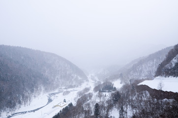 冬の知床　雲に霞む岩尾別　北海道 