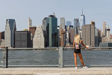 En admiration devant la vue de Manhattan