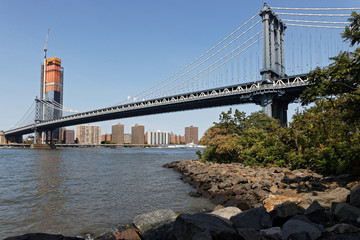 Obraz premium Manhattan Bridge sur l'East River depuis le Parc du Pont de Brooklyn