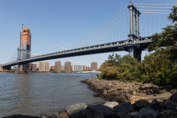 Manhattan Bridge sur l'East River depuis le Parc du Pont de Brooklyn