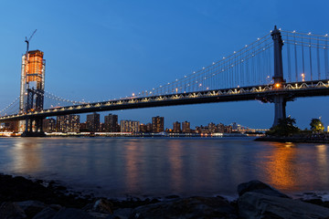 Naklejka premium Manhattan Bridge et l'East river à l'heure bleue