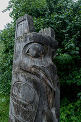 Fototapeta na wymiar Adler Totem beim 'Ksan Historical Village nahe Hazelton, British Columbia, Kanada