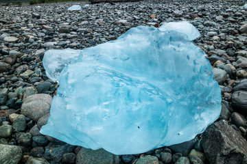 Eisbrocken im Flussbett des Fish Creek Rivers nach einem Gletscherlauf (Jökulhlaup), Hyder, Alaska